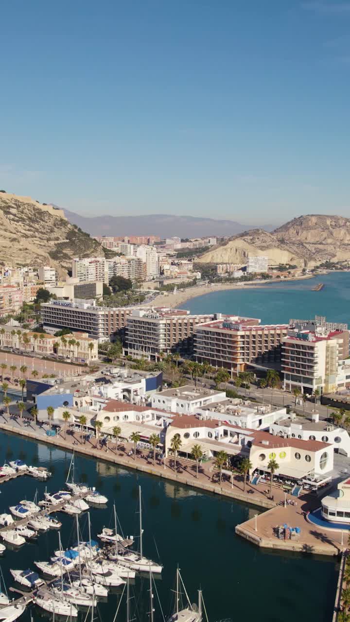 Filmato aereo verticale realizzato con drone che cattura il porto turistico della storica città portuale di Alicante, lungo la Costa Blanca, Spagna