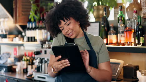 mujer barista tomando el pedido