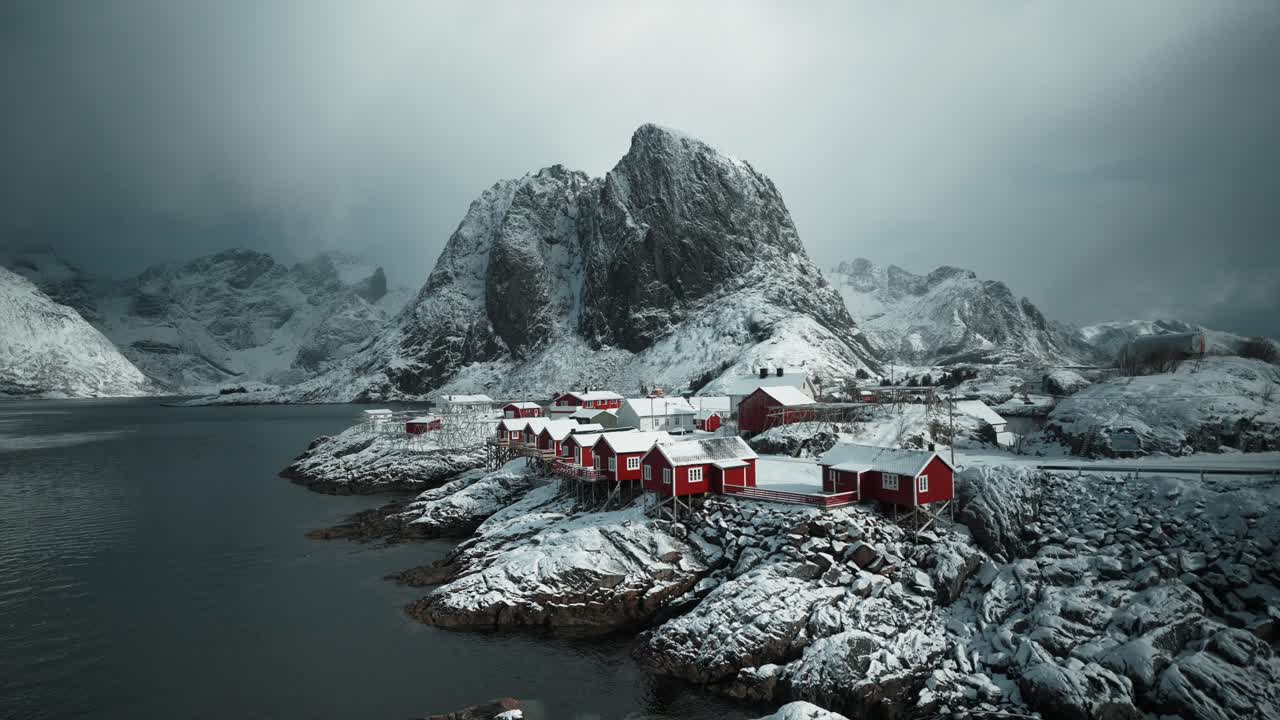 Hamnoy nas Ilhas Lofoten, Noruega, com casas rorbu vermelhas