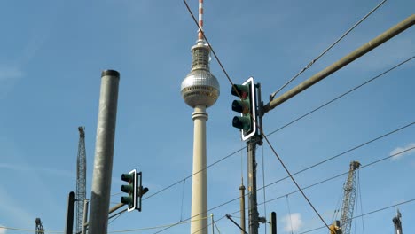 infraestructura en berlín, edificio berliner fernsehturm en el fondo