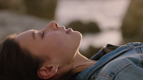 retrato de una hermosa mujer asiática acostada en la playa al atardecer sintiéndose relajada disfrutando de una contemplación pacífica relajándose explorando un estilo de vida despreocupado