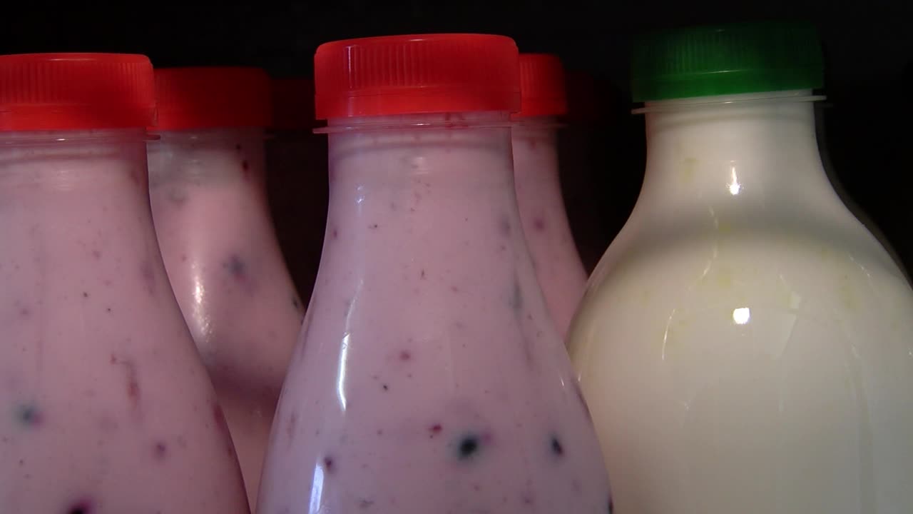 yogur en botellas de plástico con arándanos