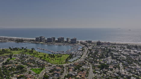 san diego california antena v60 sobrevuelo coronado barrio capturando glorietta bay marina y complejo de condominios con vistas al océano pacífico en un día soleado - rodada con mavic 3 cine - septiembre de 2022