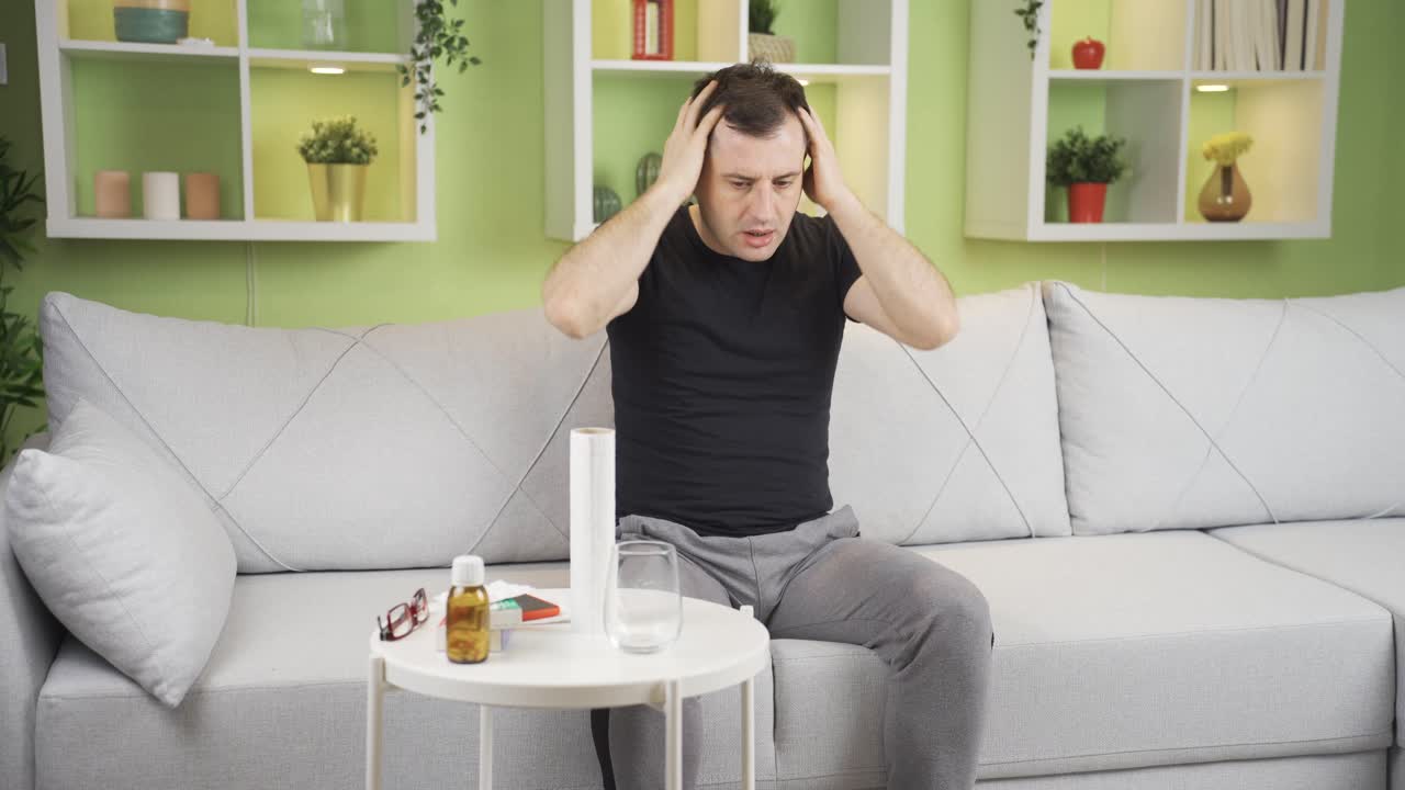 어지러운 남자는 집에서 균형을 잃고 무슨 일이 일어났는지 이해하려고 노력합니다.