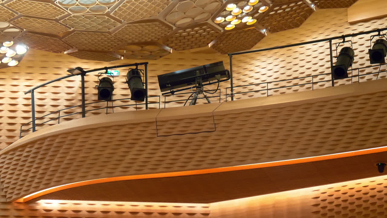 toma manual de grandes focos inactivos en una sala de conciertos a la espera de ser utilizados para un concierto