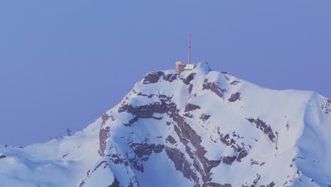 sea testigo de la majestuosa escena del amanecer sobre una silueta de cordillera cubierta de nieve desde esta cautivadora perspectiva de avión no tripulado