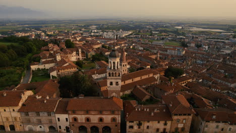 Casco-Antiguo-En-El-Norte-De-Italia-Al-Amanecer