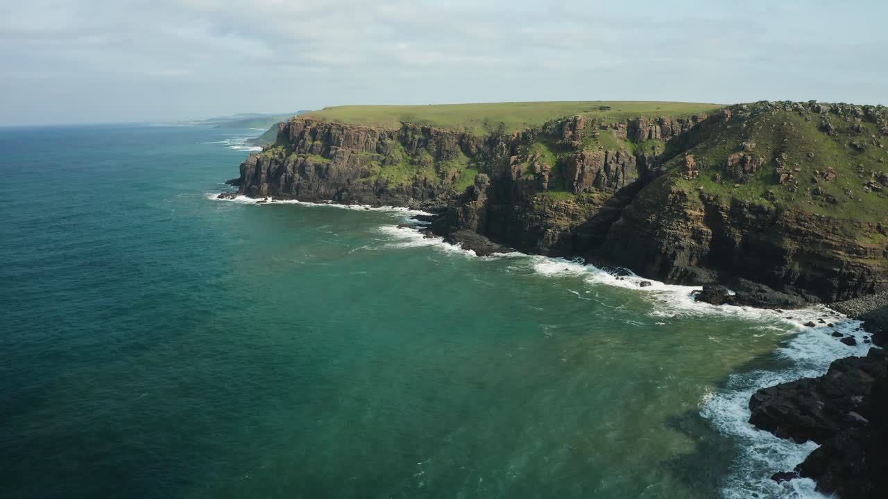 antena de escarpada costa rocosa con olas rompiendo, sudáfrica