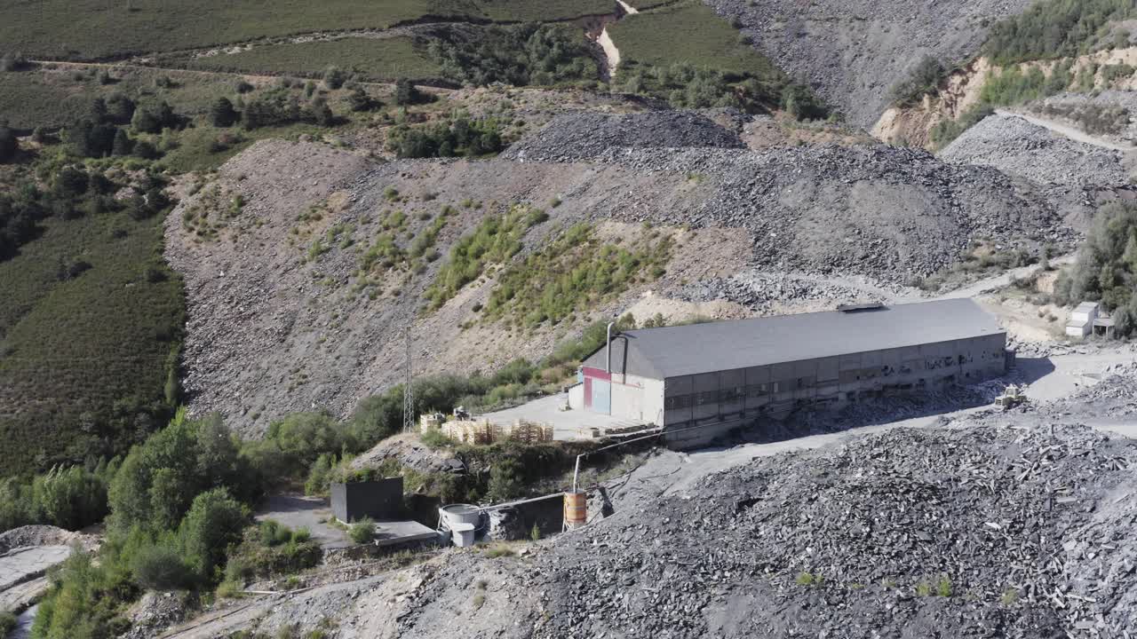un dron aéreo disparó sobre una fábrica de canteras mineras junto al lago cantera en españa en un día soleado