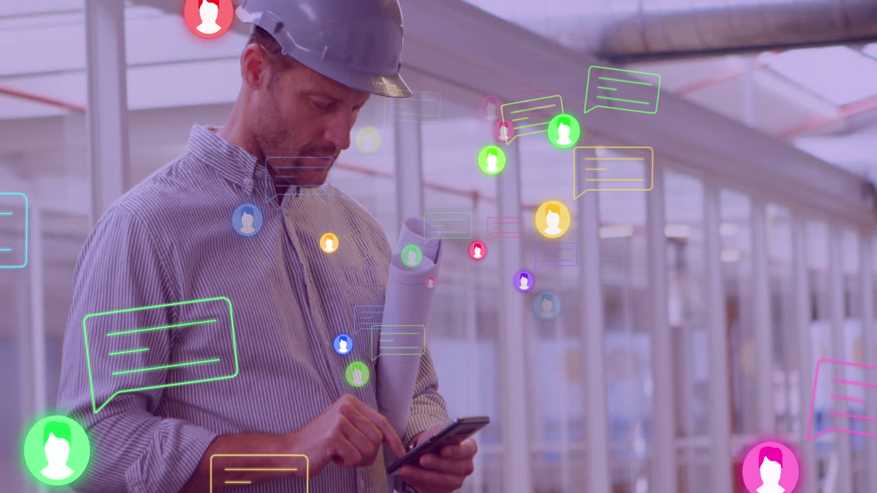 animación de iconos de los medios sobre un trabajador caucásico que usa un teléfono inteligente