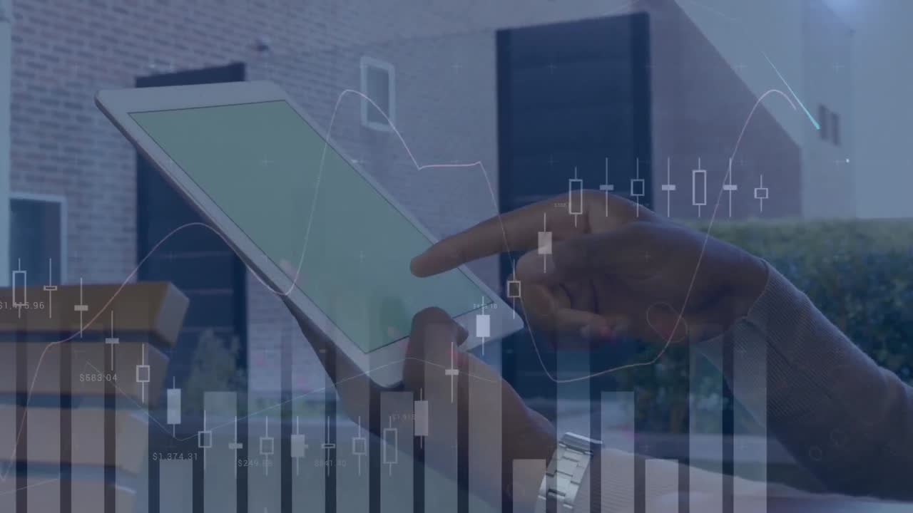 animación de datos financieros y gráficos sobre las manos de un hombre biracial usando una tableta con espacio de copia