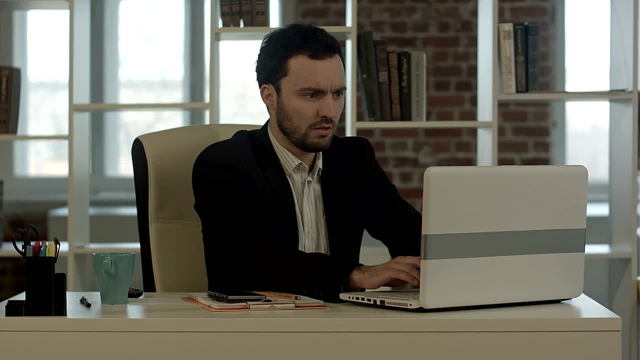 un hombre de negocios con una computadora portátil en crisis.