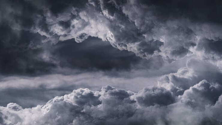 Un temporale all'interno di una spessa nuvola cumuliforme grigia si stava avvicinando, punto di vista