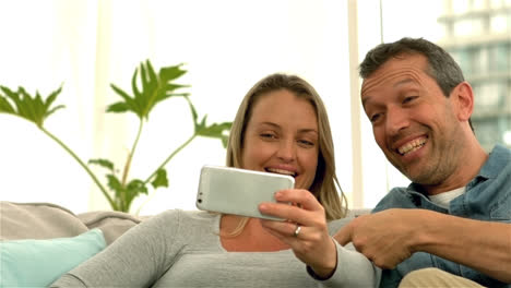 futuros padres felices tomando una selfie