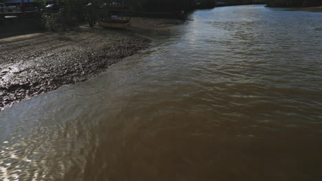 Blick-Auf-Ein-Boot-Vor-Dem-Wasser-In-Krabi