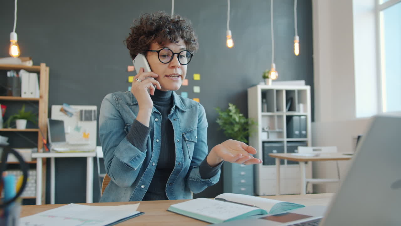 Kvinde i telefon i kontoret