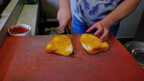 Frittiertes-Brot-Wird-Geschnitten