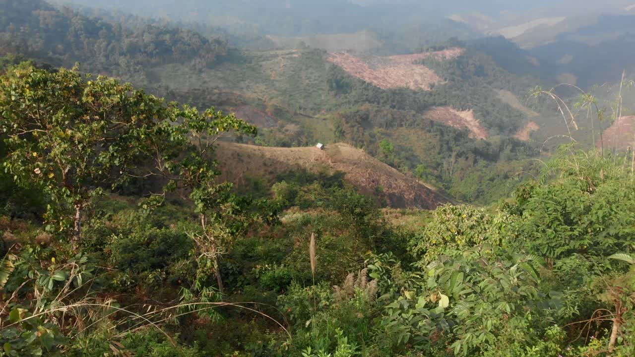 Huse ved et bjergudsigtspunkt i Nong Khiaw, Luang Prabang, Laos