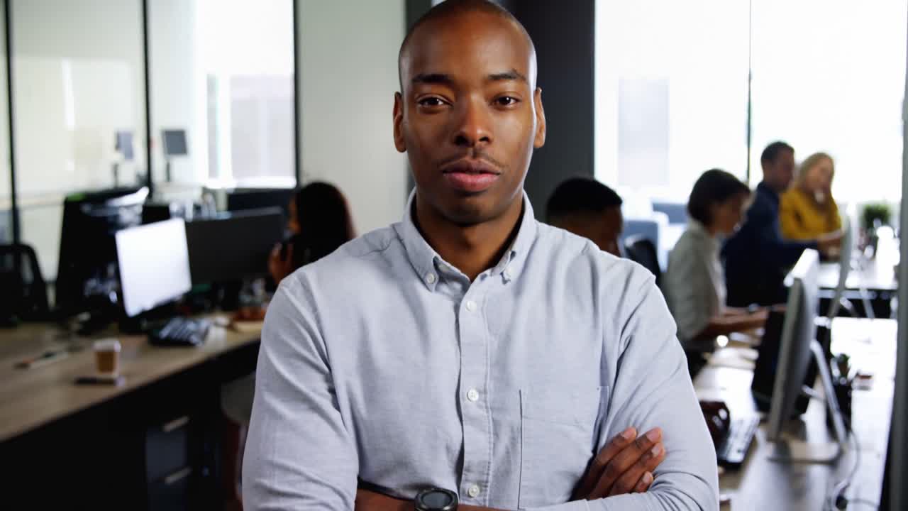 ejecutivo masculino de pie con los brazos cruzados en la oficina 4k