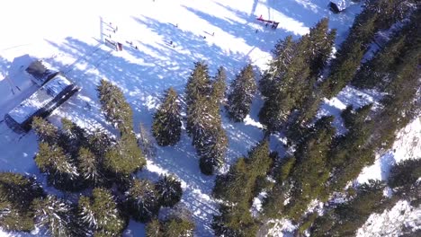 Paso-Alto-Sobre-El-Borde-Del-Acantilado-Del-Valle-Alpino