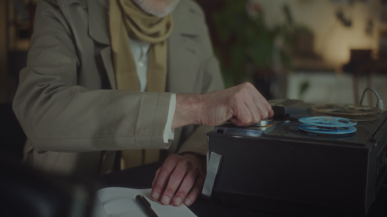 스파이는 신중한 녹음을 듣습니다.