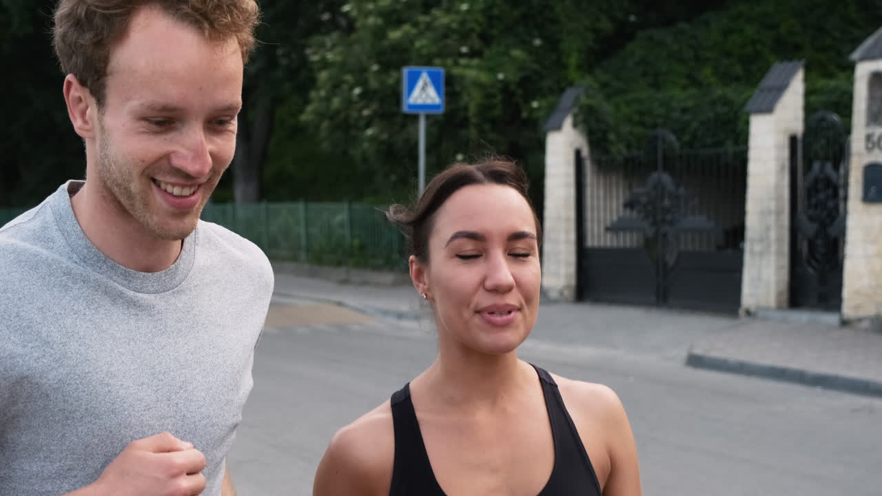 도시에서 함께 달리는 행복한 커플 1