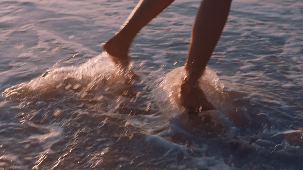 pies de mujer caminando descalzos en la playa al atardecer disfrutando de las olas salpicando suavemente turista femenina en vacaciones de verano