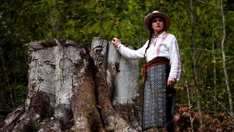 rumänisches mädchen schaut auf den abgeholzten wald 2