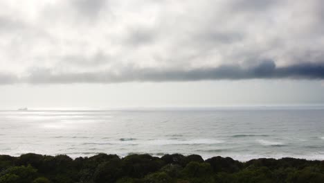 un alto punto de vista del océano con olas rompiendo y un barco en el horizonte, pesado podría cubrir