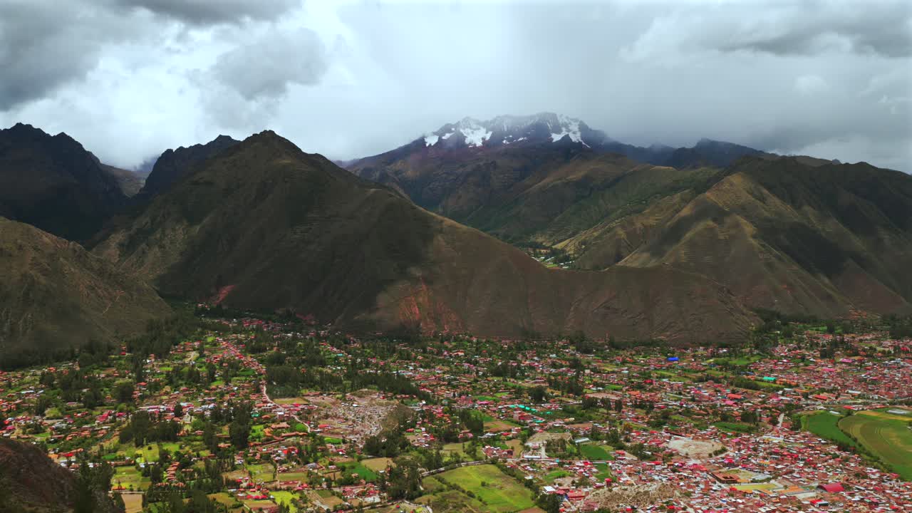 Ande peruviane Monte Patacancha ghiacciaio ad alta quota Valle Sacra Chicón Perù Perú drone aereo stagione delle piogge Saline di Maras nuvole di pioggia Quelccaya Catena montuosa di Urubamba regione di Cusco movimento di panoramica in avanti verso l'alto