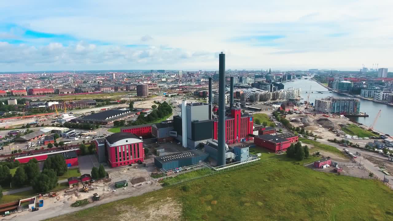 vista aérea de la ciudad de copenhague sobre la central eléctrica de oersted