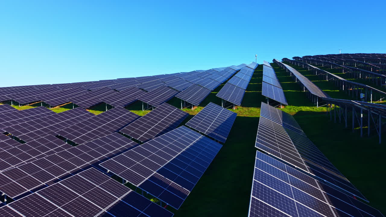 Innovative solpaneler skinner under en klar, blå himmel og udnytter vedvarende energi på en pulserende solcellepark i et solrigt landskab