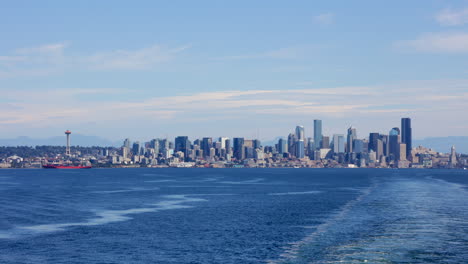 Skyline-Von-Seattle-Von-Der-Fähre-über-Dem-Puget-Sound-Aus-Gesehen