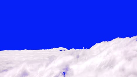 nubes blancas en movimiento vista desde arriba con fondo azul