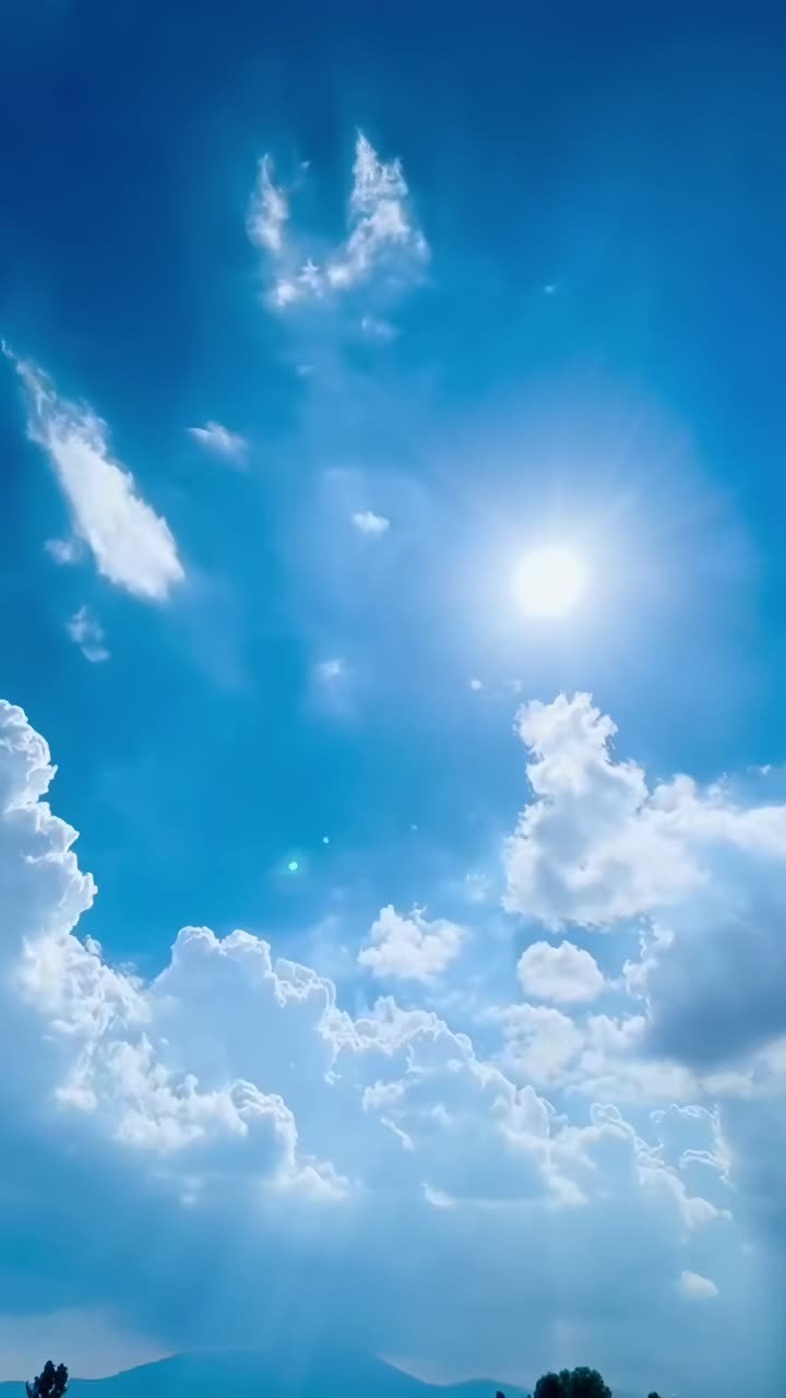 Video memukau dari matahari cerah dan awan lembut dari sudut rendah, menangkap luasnya langit, Langsung