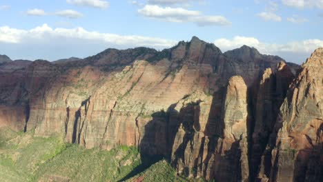 Aerial-drone-footage-of-Zion-National-Park-in-Utah,-USA