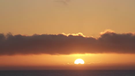 4k-Zeitraffer-Orangefarbener-Sonnenuntergang-Strand-über-Dem-Ozean-Schöne-Meerwasserwellen