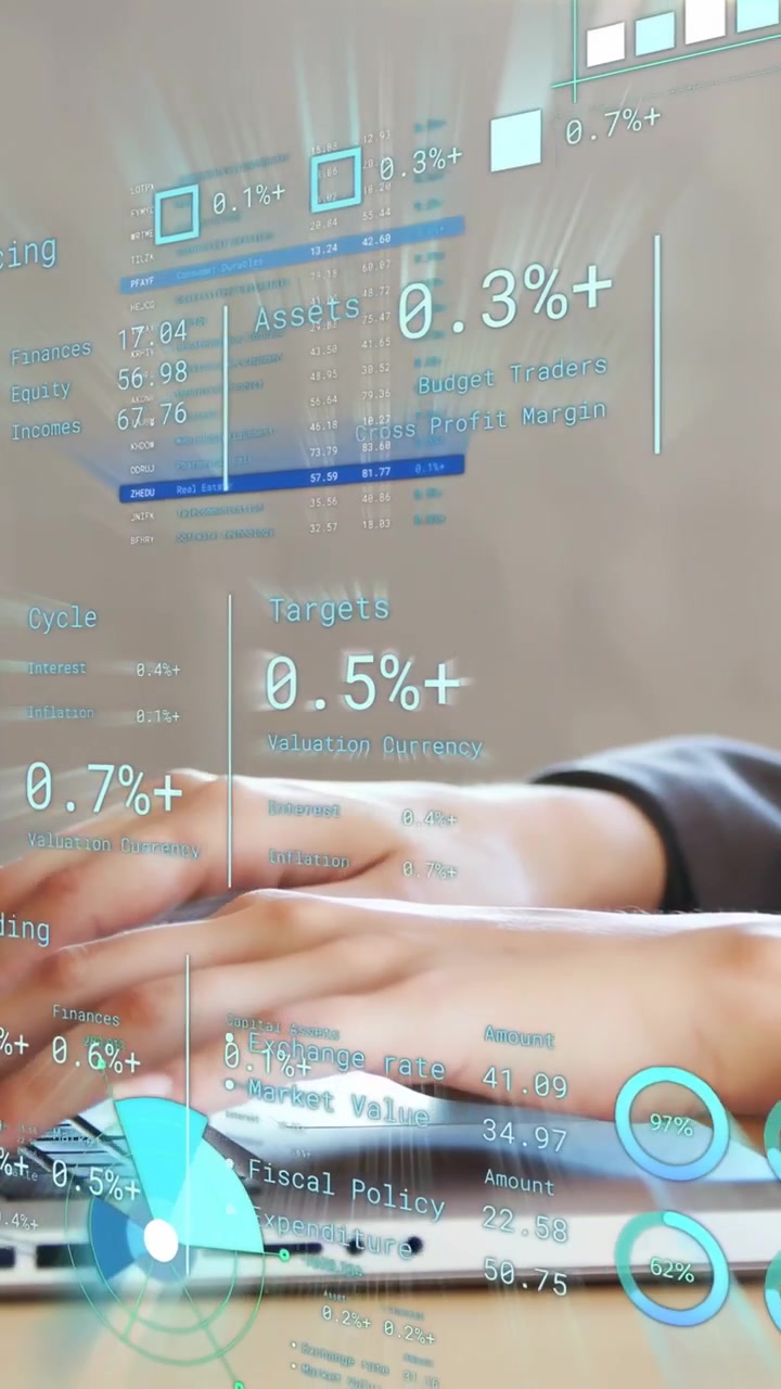 Video vertical: Mujer sentándose a escribir en una laptop en un escritorio, HUD actualizando gráficos financieros para trading.
