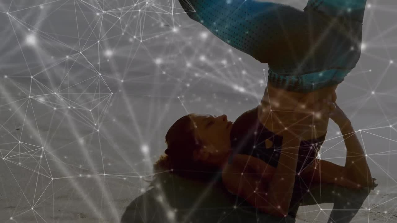 animación de redes de conexiones sobre mujer caucásica practicando yoga en la playa