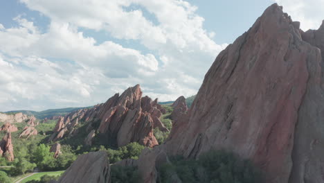 Campo-De-Golf-De-Punta-De-Flecha-En-Littleton-Colorado-Con-Césped-Verde,-Rocas-Rojas-Y-Cielos-Azules