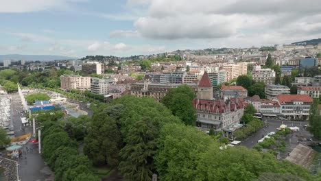 Drone-Orbitando-Chateau-D&#39;ouchy-En-El-Centro-De-Lausana,-Suiza