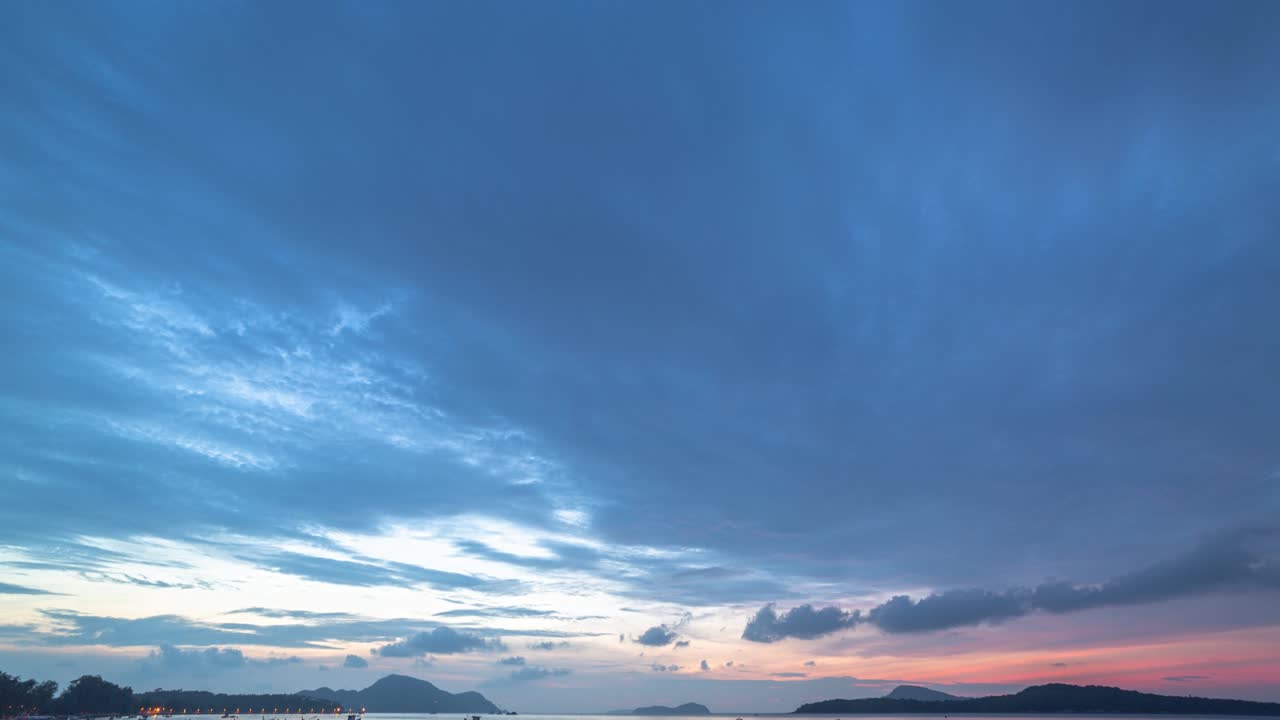 타임 스: 달한 해가 지는 풍경, 자연의 놀라운 빛, 구름빛 하늘