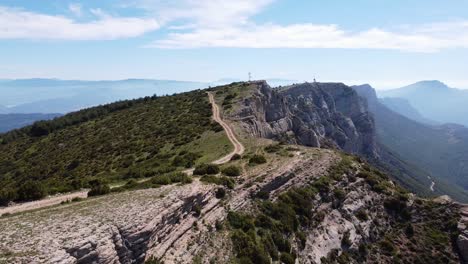 Ager,-Lerida,-Katalonien,-Spanien---Luftdrohnenansicht-Auf-Der-Spitze-Der-Bergkette-Mit-Wunderschönem-Blick-über-Das-Grüne-Tal-Und-Die-Schlucht