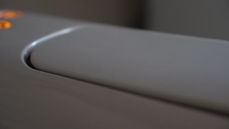 poner una cápsula de café compostable en una máquina de café y cerrarla