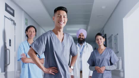 Retrato-De-Diversos-Médicos-Y-Enfermeras-Sonriendo-En-El-Pasillo-Del-Hospital,-En-Cámara-Lenta