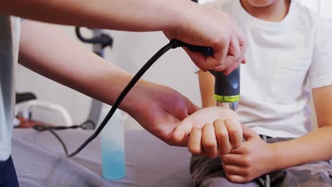Physiotherapeut-Gibt-Einem-Jungen-Handmassage-4k