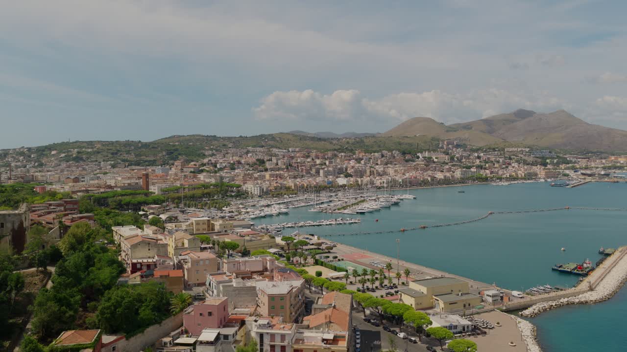 Ammira lo straordinario paesaggio costiero di Gaeta catturato in alta definizione