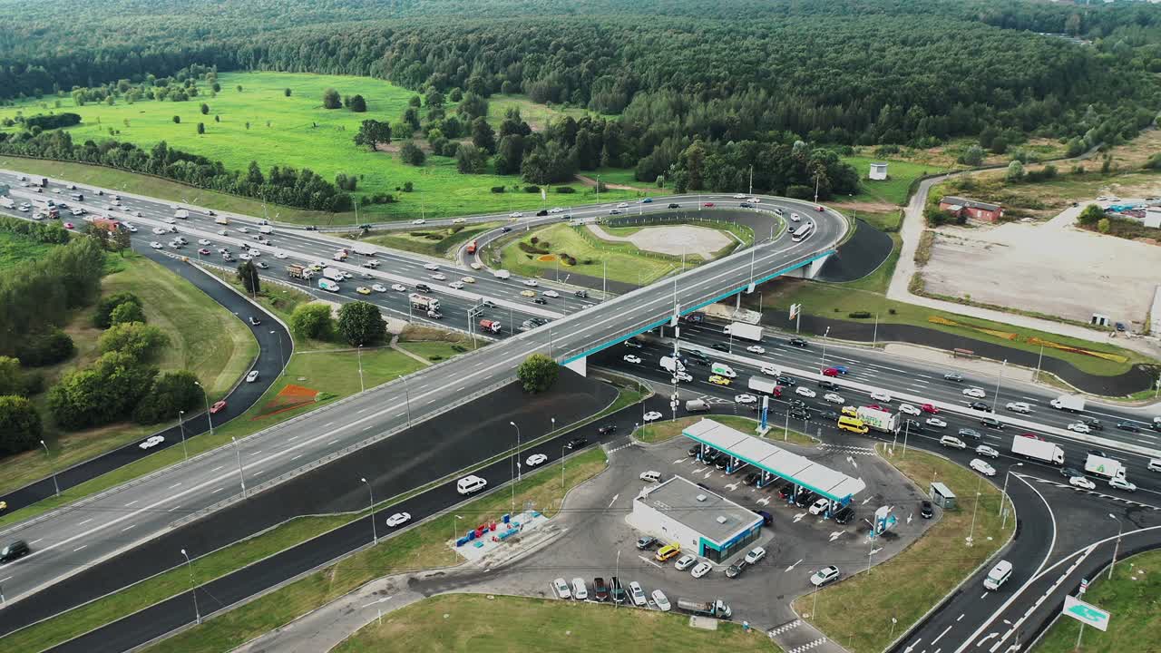 고속도로 교차로의 공중 사진, 비는 시간, 카메라가 앞으로 이동