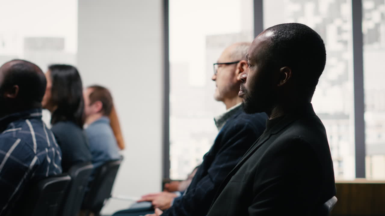 Forum aziendale con pubblico multietnico di età mista