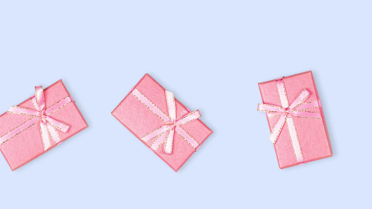 파란색 배경에 리본과 활을 은 분홍색의 많은 직사각형 선물 상자, 원활한 루핑 애니메이션